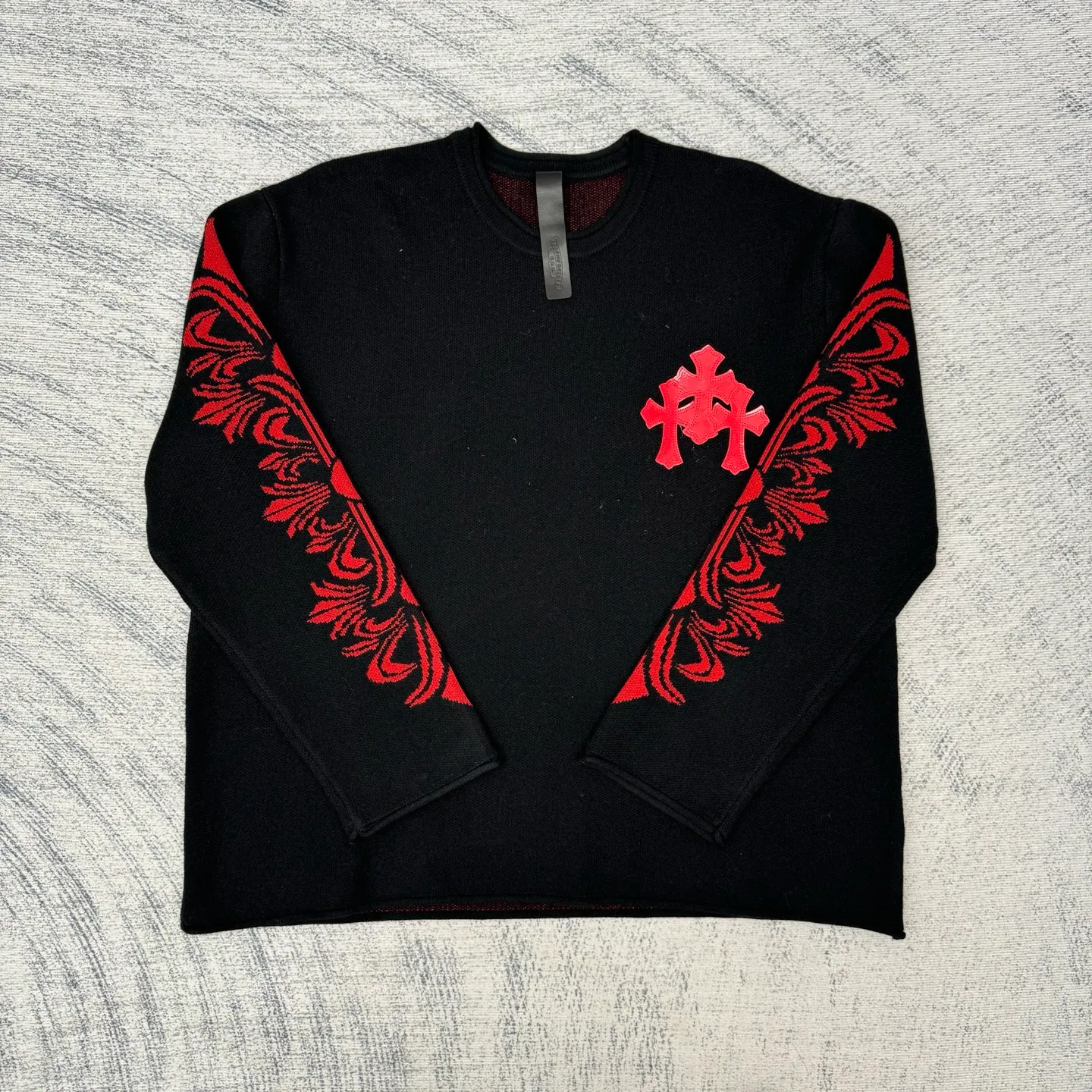 P550 Chrome Hearts 2025 wool patent leather sweater SIZE S/M/L (the only correct version on the market, patent lambskin, hand-stitched) The main body fabric is made of custom-woven and dyed cashmere blended yarn, 12-needle imported machine sesame base jacquard, which takes nearly 200 minutes. The chest cross leather is genuine patent leather sheepskin. The cross sheepskins are all hand-sewn. The labor cost is extremely high.
